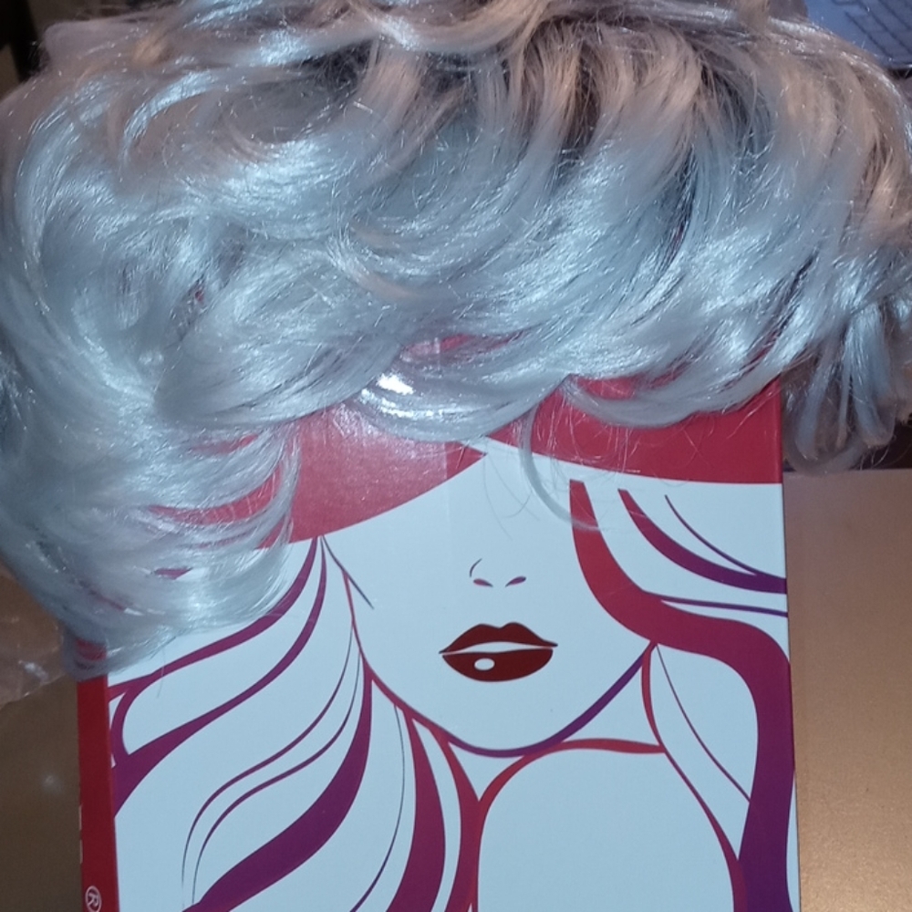 Gnimegil gray short wig layered large curls